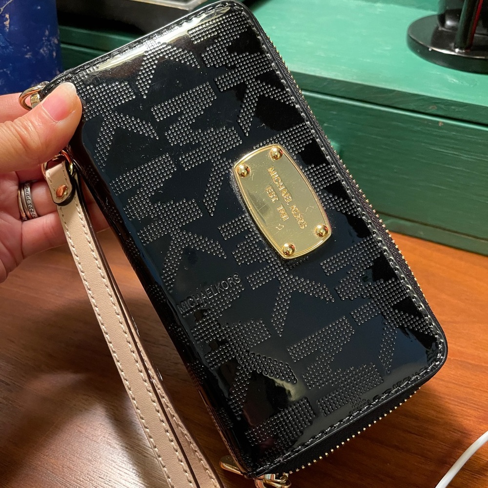 Michael Kors Jet Set Travel Continental Zip Around Wallet/Wristlet Patented Leat